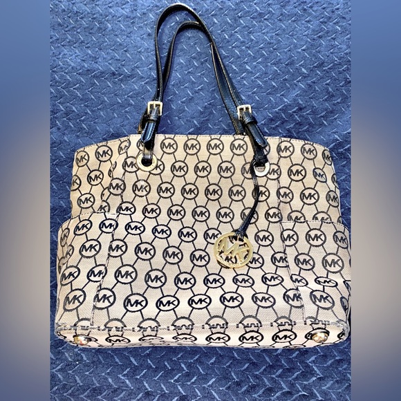 Michael Kors, medium monogram canvas tote - Picture 7 of 9